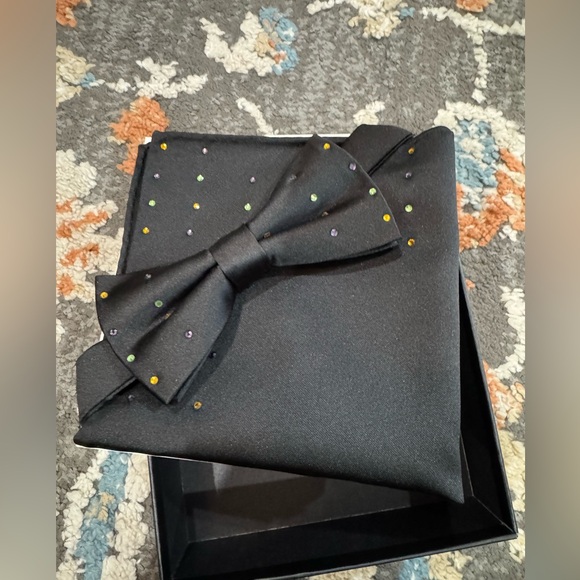 NWT Pronto Uomo Men’s Pre-Tied Bow Tie and Pocket Square‎ Set Mardi Gras Black - Picture 1 of 3
